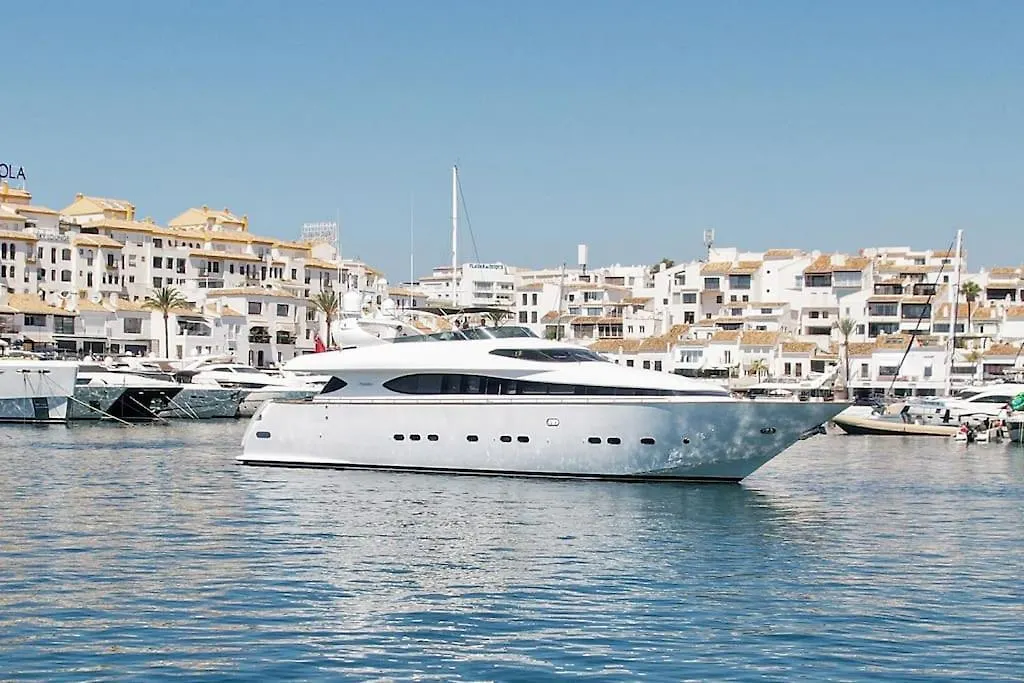 Super Yacht Located In Puerto Banus 호텔 마르베야