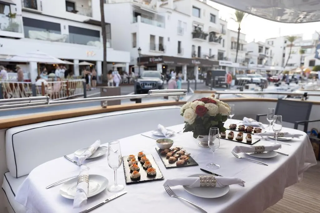 Super Yacht Located In Puerto Banus 호텔 마르베야 스페인