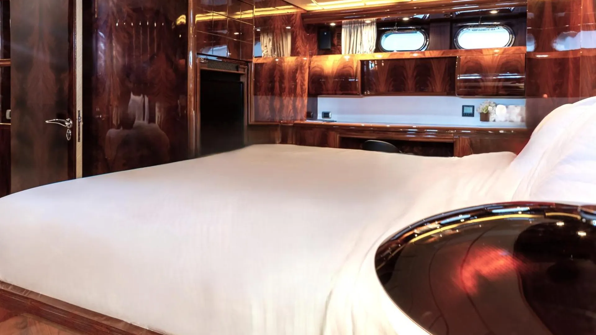 Super Yacht Located In Puerto Banus 호텔 마르베야 보트호텔