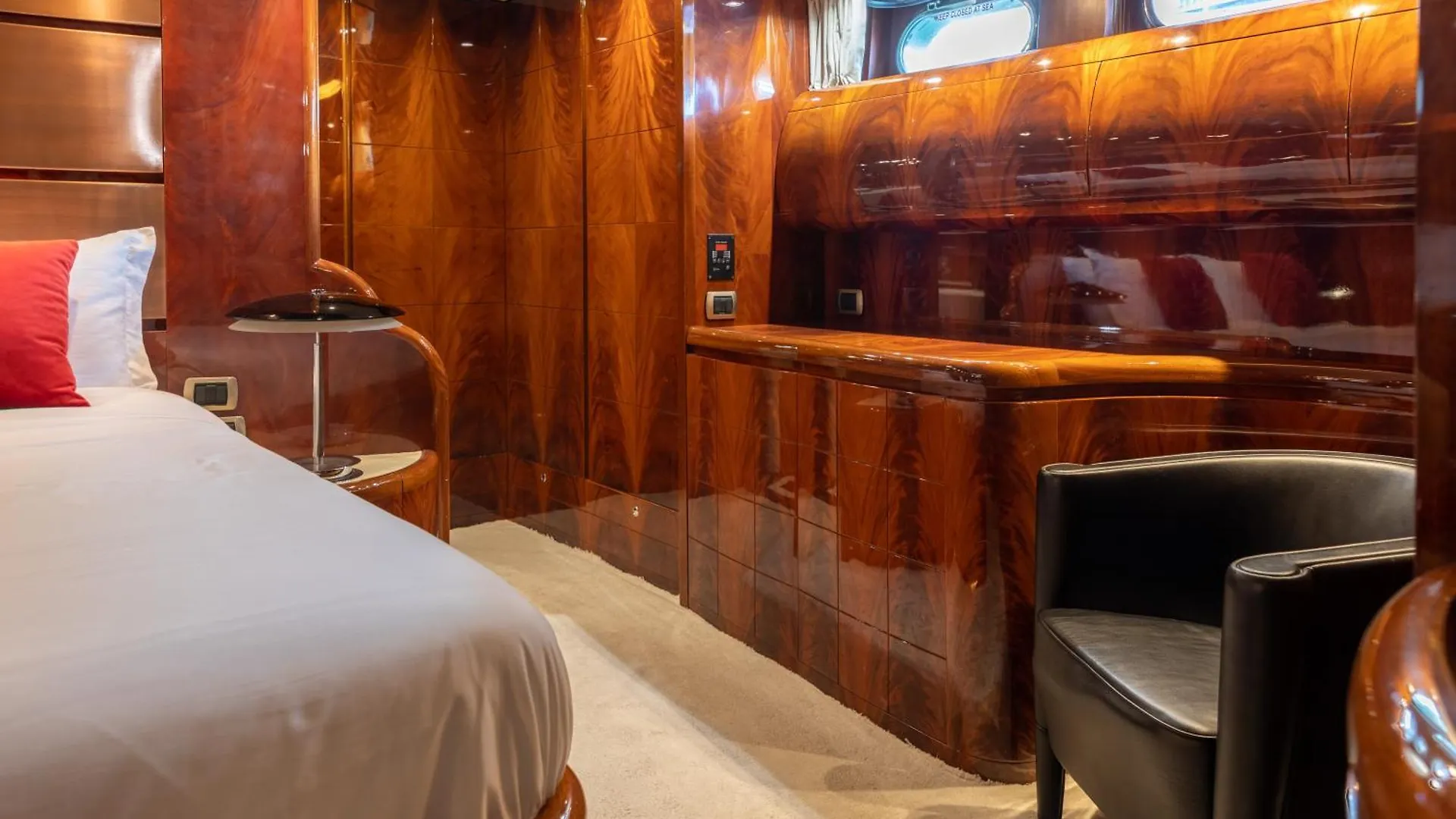 Super Yacht Located In Puerto Banus 호텔 마르베야 보트호텔